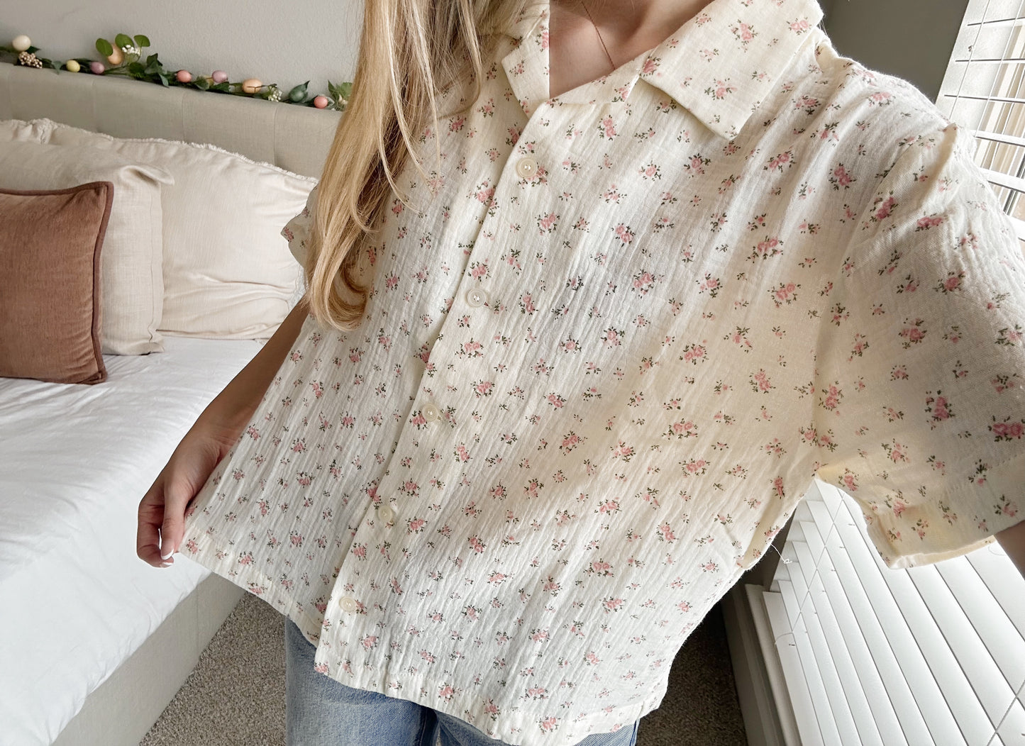 FLORAL CROPPED BUTTON-UP BLOUSE