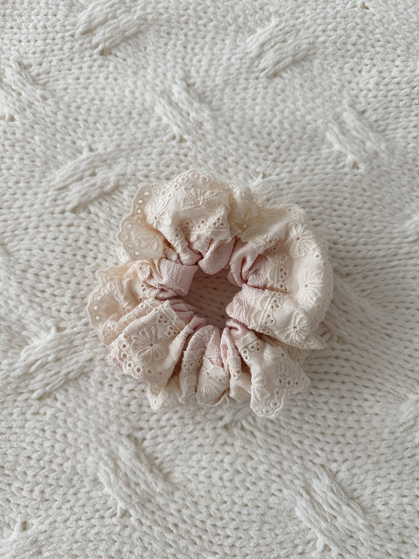 LACE SCRUNCHIES