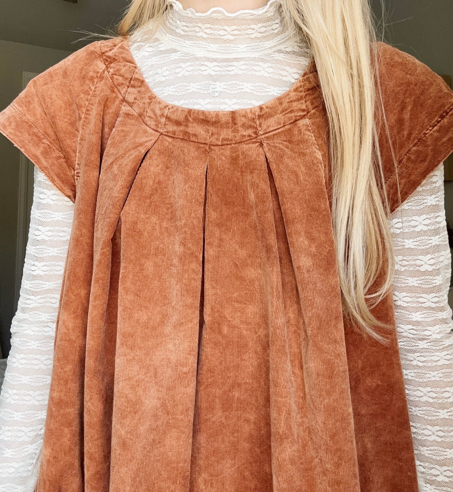 LACE HEM UNDERSHIRT